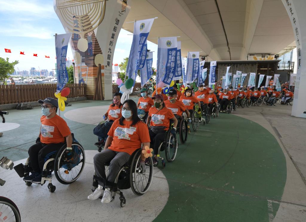 伤青轮椅队成员于起步礼带头出发，寓意「伤健同行」携手前进。