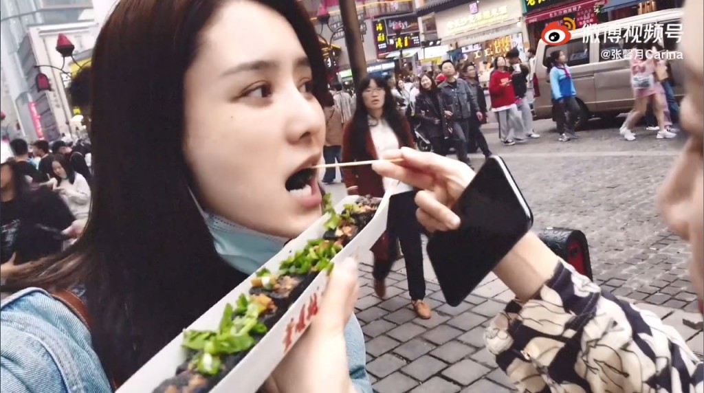 掃街食臭豆腐。