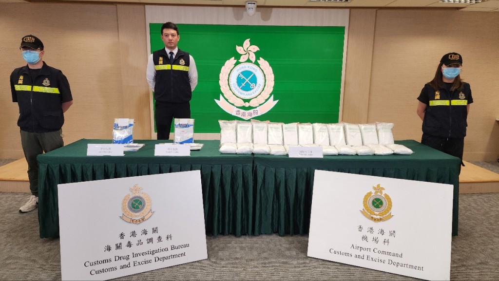 海關檢獲24公斤的懷疑可卡因,估計市值約1900萬元。黃文威攝 海關檢獲24公斤的懷疑可卡因,估計市值約1900萬元。黃文威攝