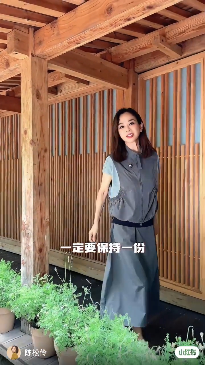 陳松伶的手臂骨瘦如柴,相當纖幼。 陳松伶的手臂骨瘦如柴,相當纖幼。
