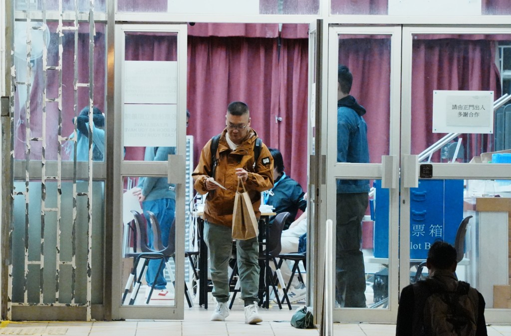 市民趁最後一刻投票。