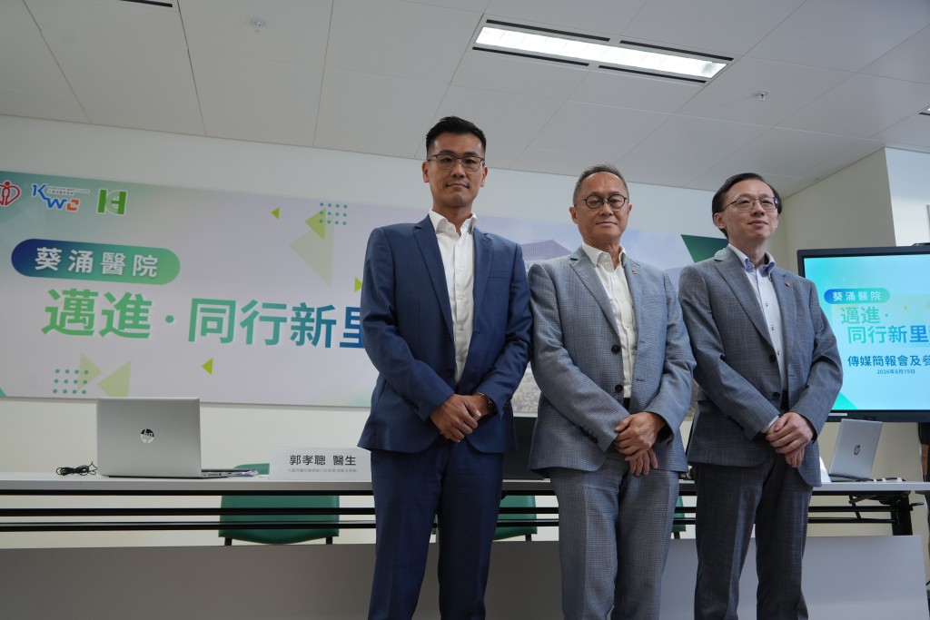 九龍西醫院聯網總監羅振邦(中)指出,病房空間大增,有助減少病人摩擦。 九龍西醫院聯網總監羅振邦(中)指出,病房空間大增,有助減少病人摩擦。