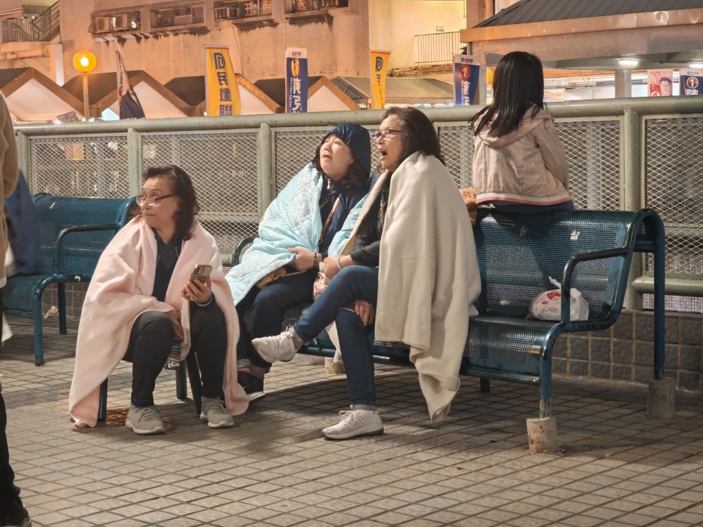 有多名住戶疏散到安全位置或到社區會堂暫避。