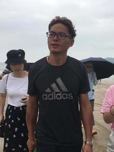 章軍到現場等待奇跡。網圖