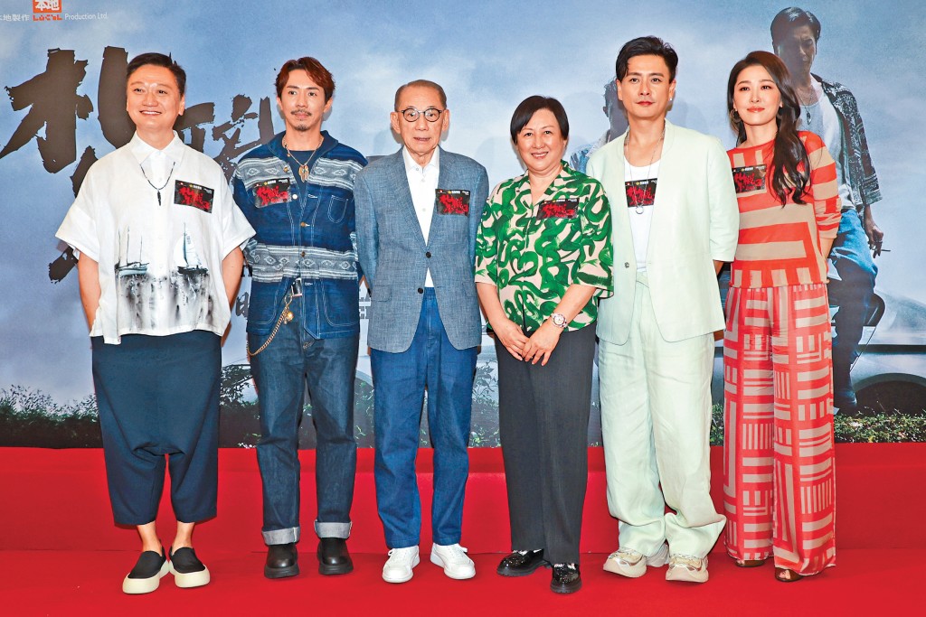 （左起）淘大宇、張繼聰、楊受成博士伉儷、黃宗澤及周勵淇，前晚出席《紮職3》首映禮。