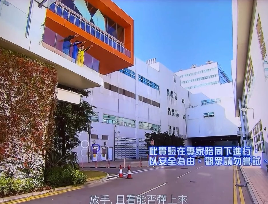 李佳芯和麥美恩於三樓擲下彈彈波。