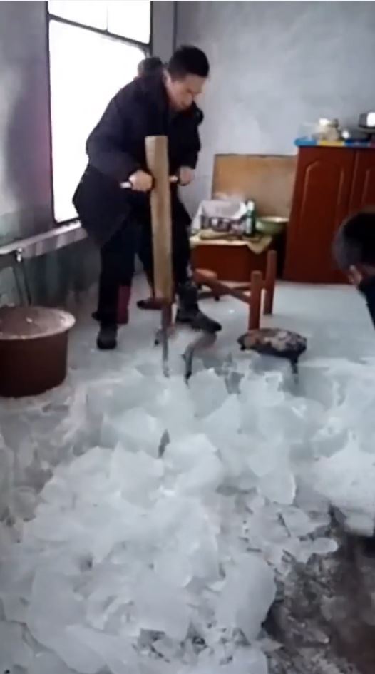 黑龍江有民眾忘關水龍頭，導致單位被冰封。抖音＠鄉村情懷