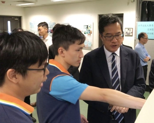 黃偉綸參觀機電署「技術員訓練計劃」的訓練工場。