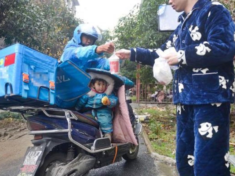 李幫勇在取餐或送餐時，都會把女兒留在安全座椅上等候。網圖