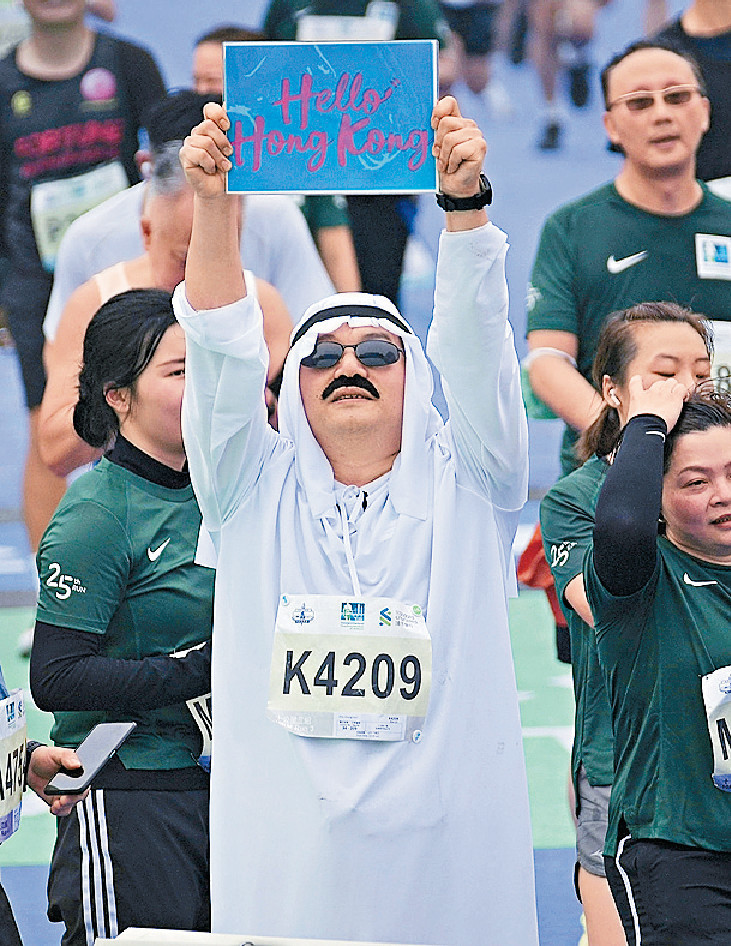 ■有跑手舉起「Hello Hong Kong」紙牌。