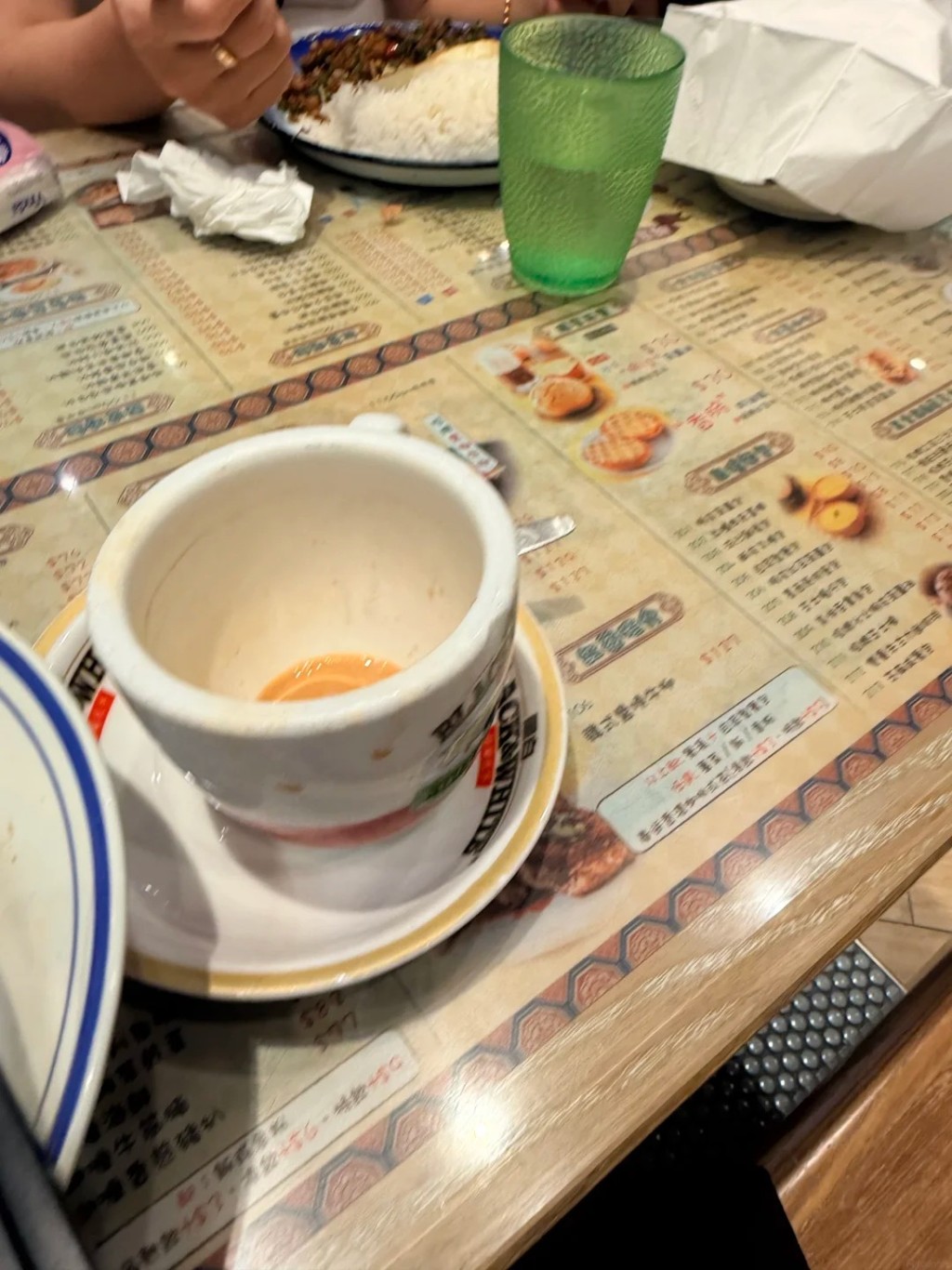 從事主上載的相片可見,對面食客用白色餐巾紙整張覆蓋港式奶茶杯的杯口,似乎深怕被飛沫「加料」。 從事主上載的相片可見,對面食客用白色餐巾紙整張覆蓋港式奶茶杯的杯口,似乎深怕被飛沫「加料」。