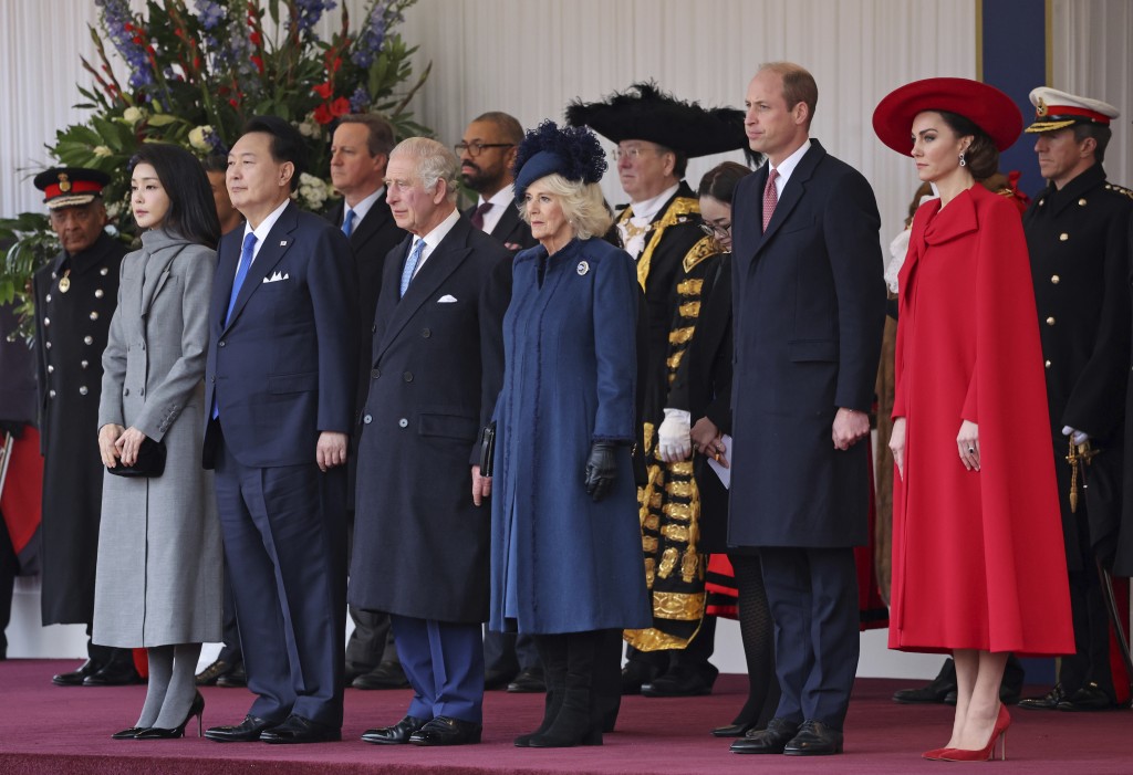 前排左起，南韓第一夫人金建希、南韓總統尹錫悅、英皇查理斯三世、卡米拉皇后、英國威廉王子和英國威爾斯皇妃凱特出席歡迎儀式。 AP