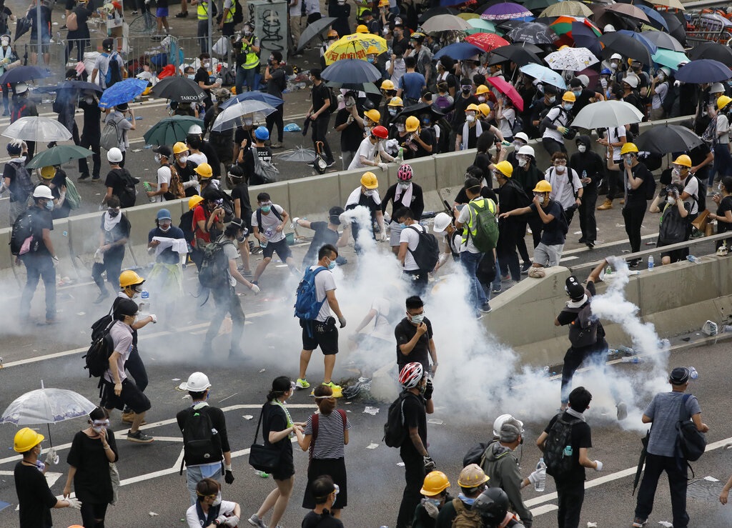 港澳辦說,中央政府強烈譴責有關暴力行徑,堅定支持警隊依法懲治。AP圖片