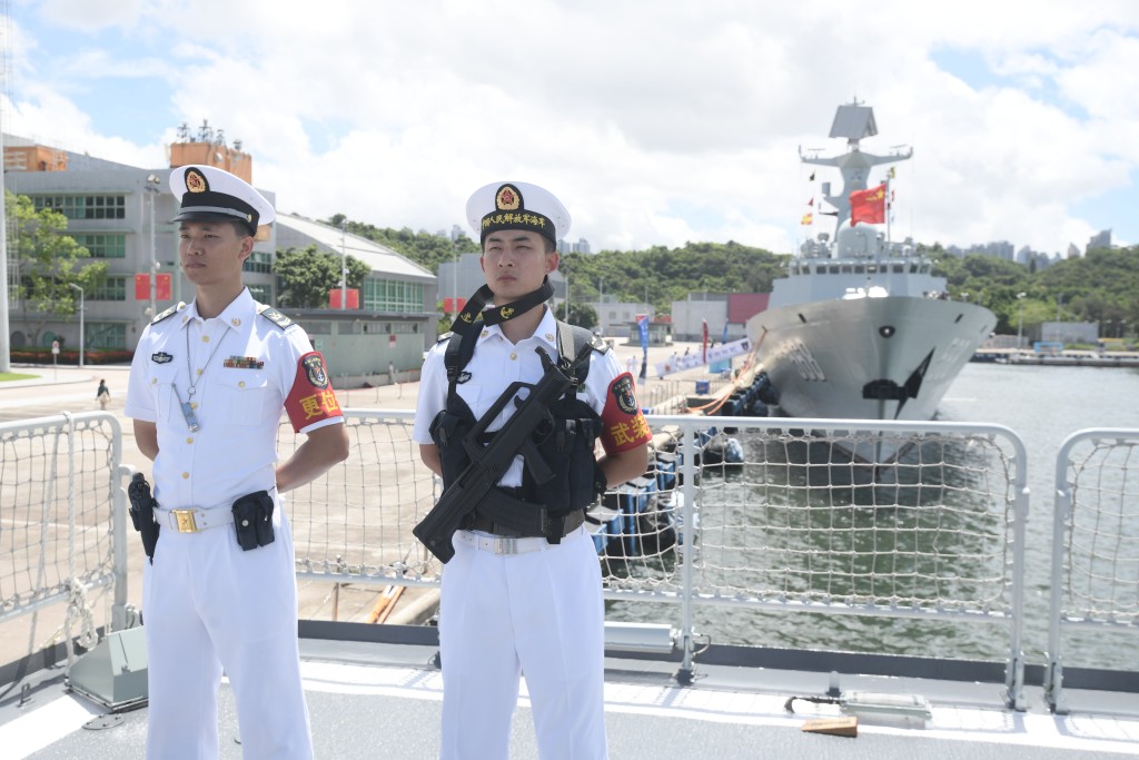 雷霄指,編隊官兵使命在肩,倍感光榮,非常期待與廣大市民朋友互動交流。 雷霄指,編隊官兵使命在肩,倍感光榮,非常期待與廣大市民朋友互動交流。