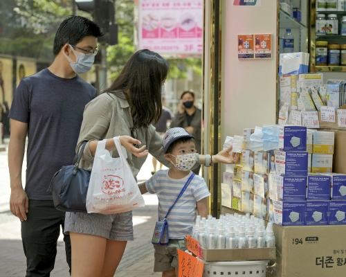 港人在疫情期間選購口罩等抗疫用品。資料圖片