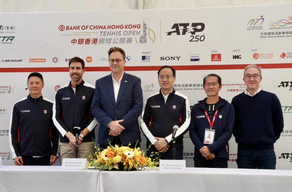 主辦單位滿意中銀香港公開賽成績，右三為網總會長鄭明哲。