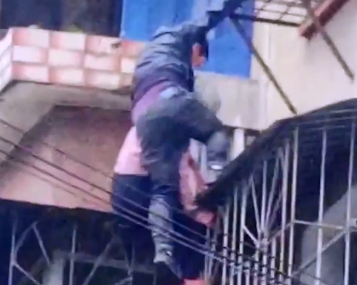 福建修車工人爬上簷蓬，將老婦帶離險境。影片截圖