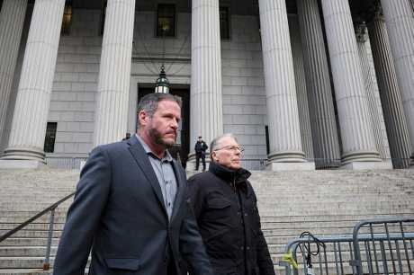 拉皮耶(右)上周三出庭后离开纽约最高法院。路透社
