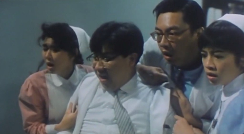 劉錫賢（左二）於電影《殭屍醫生》飾演一位醫生，與倪匡在片場有傾有講。