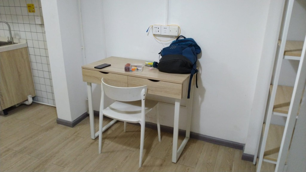 公寓內還有書桌及椅子。（圖片來自facebook群組「深圳大灣區吃喝玩樂開心分享區」）