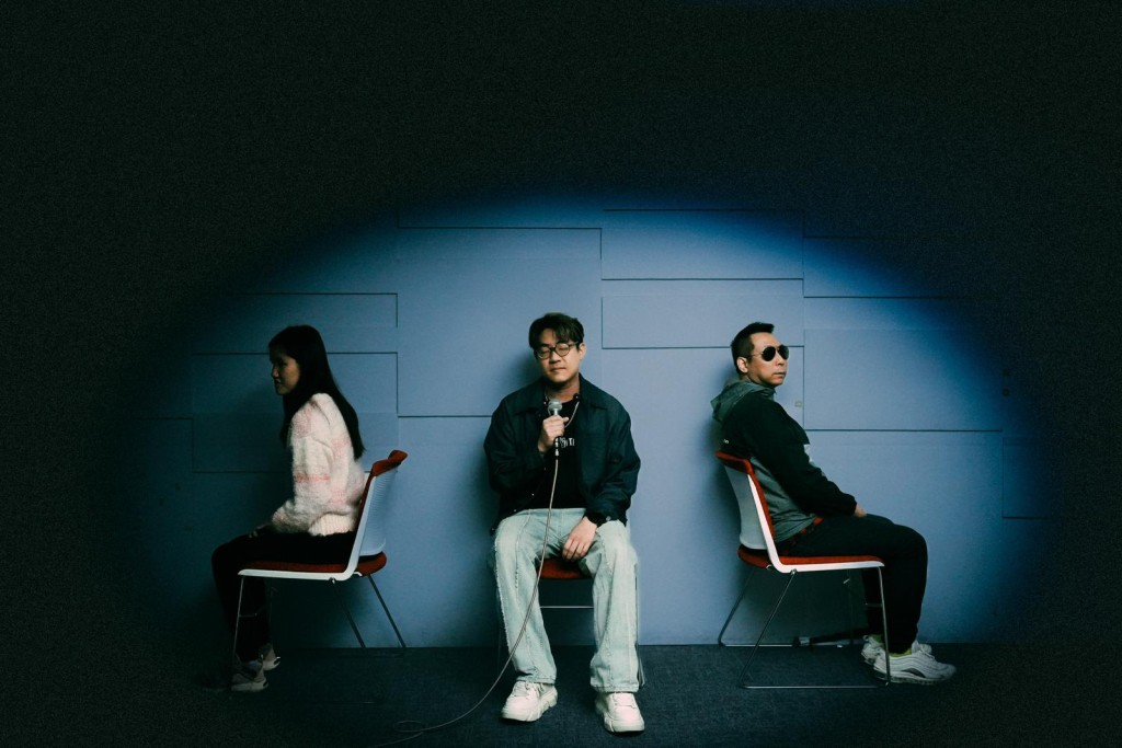 Ramon 分別與其中兩位視障員工William與Sharon合唱。