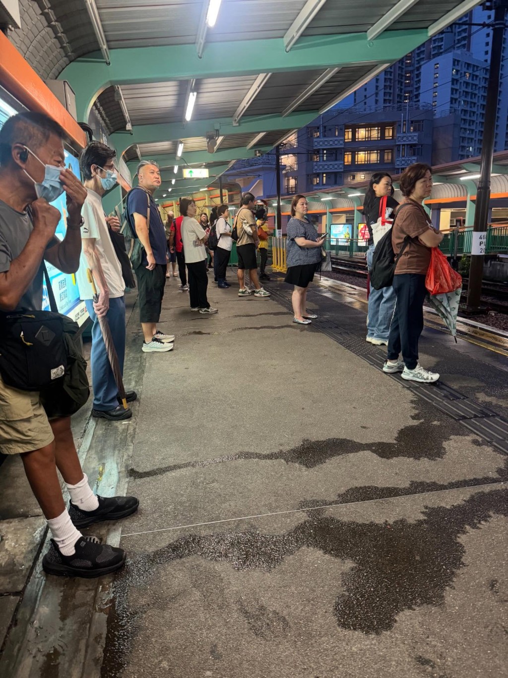 有人在輕鐵站等車,發覺今早等車乘客反比平日多。 有人在輕鐵站等車,發覺今早等車乘客反比平日多。