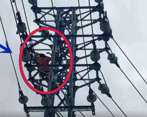 湖南一名10歲男童因貪玩爬上高達20米的高壓電塔,期間不慎觸電墜地。 影片截圖