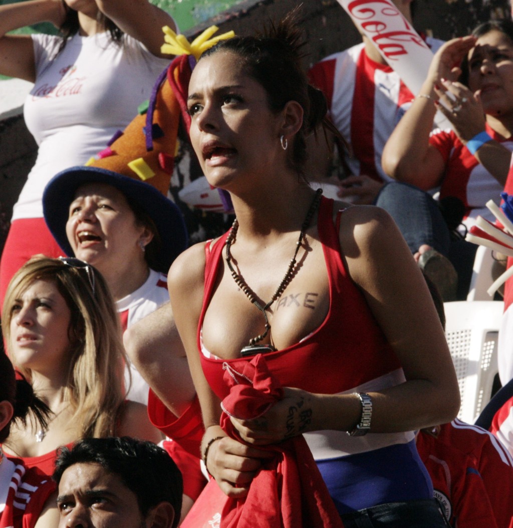 女球迷烈姬美在一○年世界杯因为将手机放在胸前，成功抢Fo。