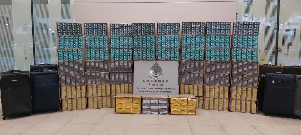 海關檢獲的私煙及製成煙草,估計市值約624萬元,應貨稅值約457萬元。曾志恒攝 海關檢獲的私煙及製成煙草,估計市值約624萬元,應貨稅值約457萬元。曾志恒攝