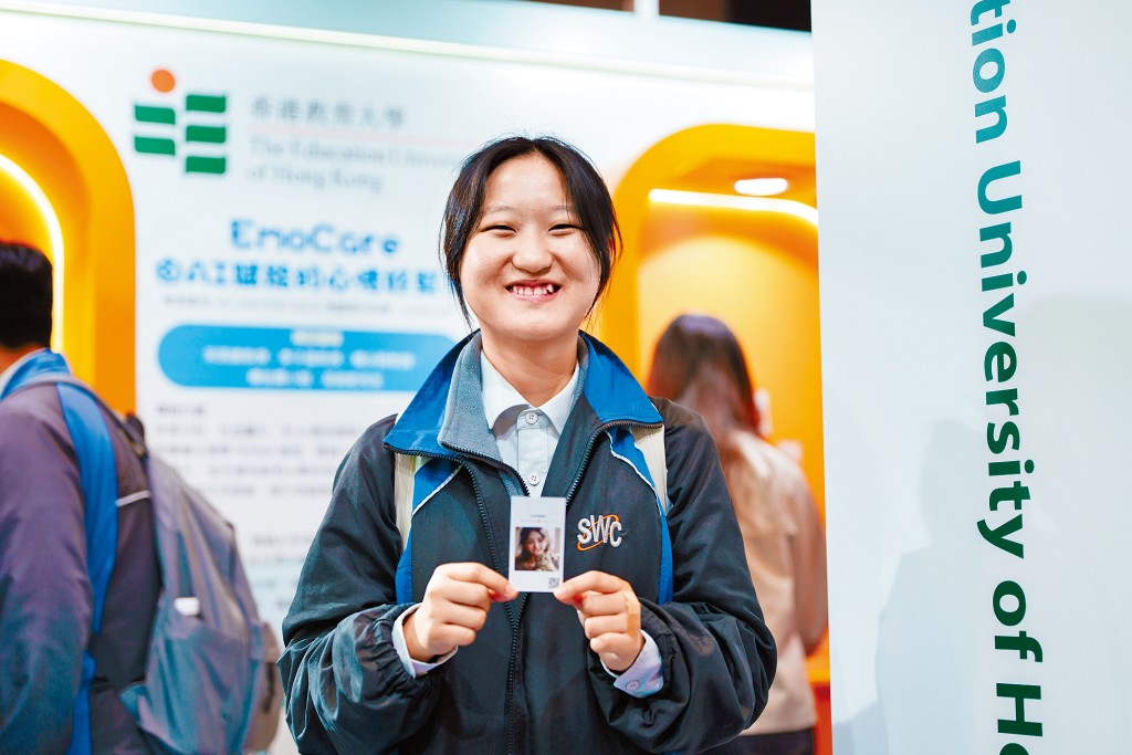 張同學體驗完EmoCare後表示:「它讓寫日記變得有趣多了。心情不好時會安慰我,讓我覺得好過一點。它還會根據我寫的內容,打印出一張代表我心情的相片,很有心思。」 張同學體驗完EmoCare後表示:「它讓寫日記變得有趣多了。心情不好時會安慰我,讓我覺得好過一點。它還會根據我寫的內容,打印出一張代表我心情的相片,很有心思。」