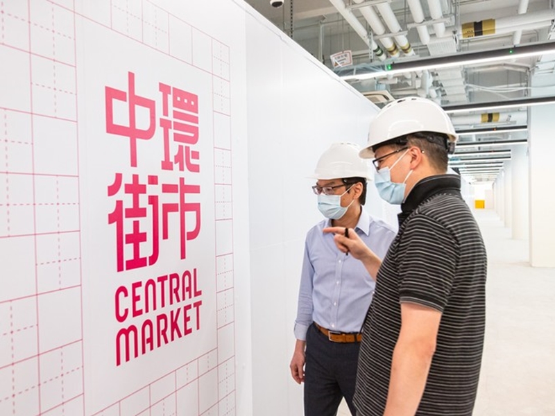 市建局行政總監韋志成(左)和規劃及設計總監區俊豪(右)視察。摯誠.志成(網誌)