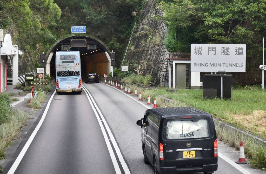 路政署計劃今年在西區海底隧道、東區海底隧道、獅子山隧道，以及連接港珠澳大橋香港口岸和香港國際機場的機場隧道的合適路段重鋪路面。