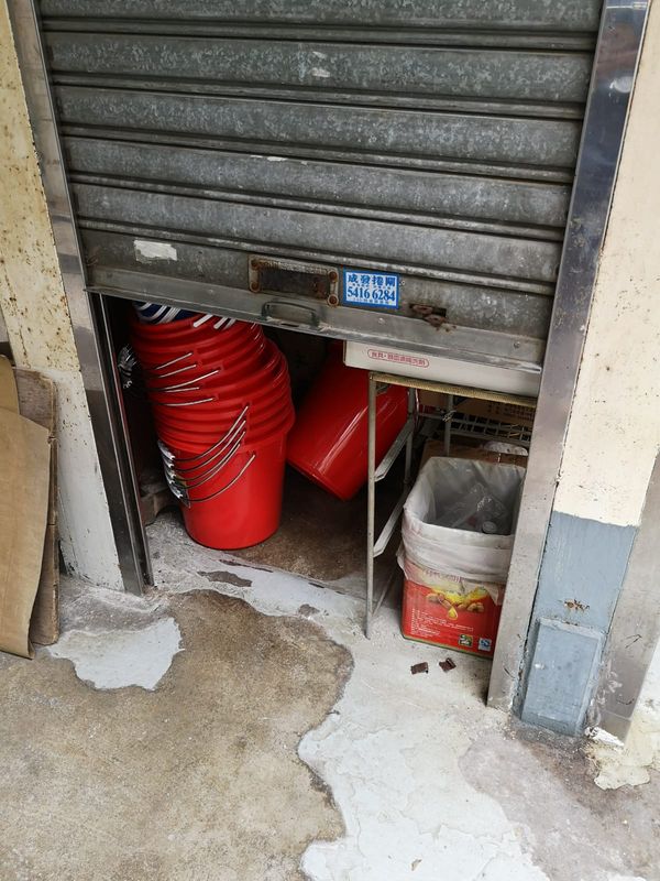五店鋪側門捲閘被撬開。梁國峰攝