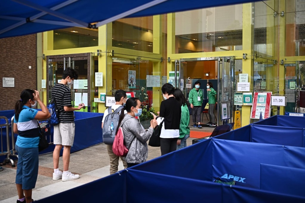 市民前往接種復必泰疫苗。