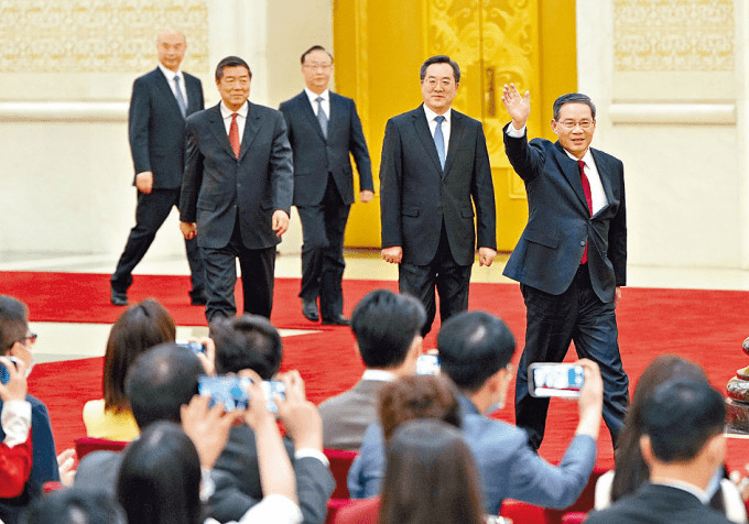李強（右1）率領4位國務院副總理丁薛祥、何立峰、張國清、劉國中進場。楊浚源攝