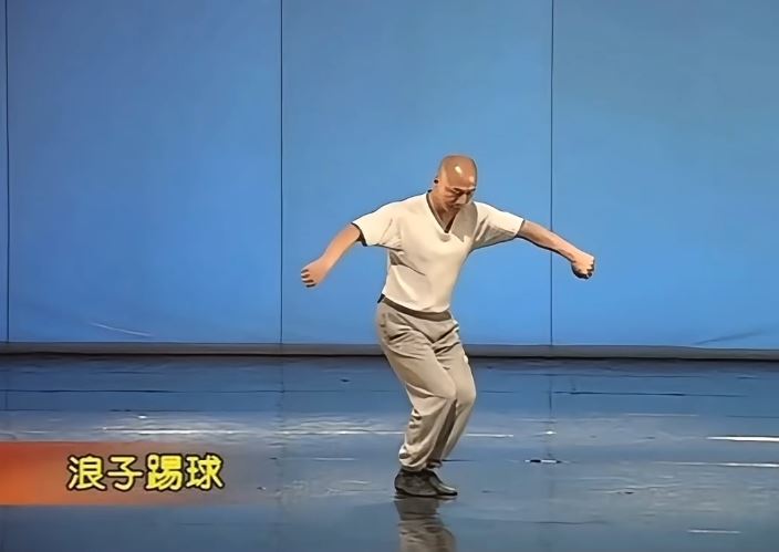 全网疯跳的“闪身步”。小红书