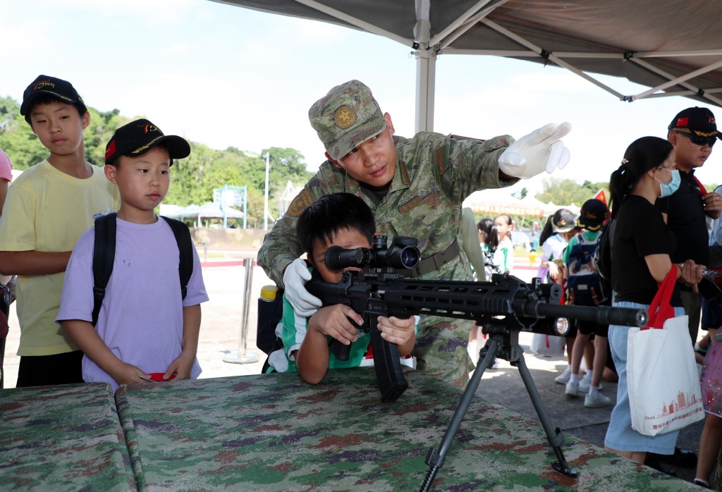 駐軍官兵與香港市民進行輕武器互動體驗。政府新聞處