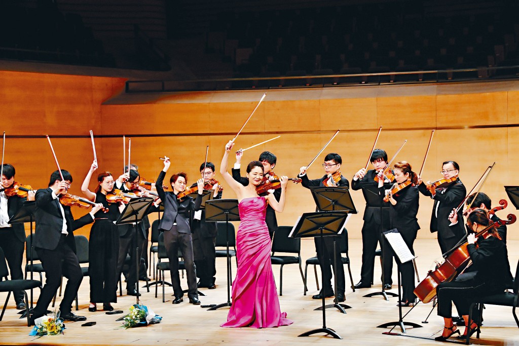 兩地通關後,姚珏率領香港弦樂團率先到深圳演出。 兩地通關後,姚珏率領香港弦樂團率先到深圳演出。