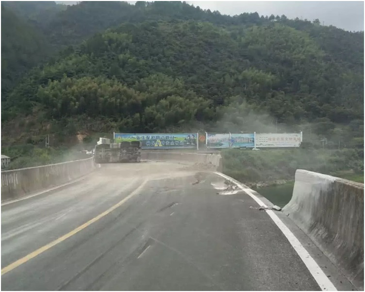 水泥車幸好被彈回路中間。網圖