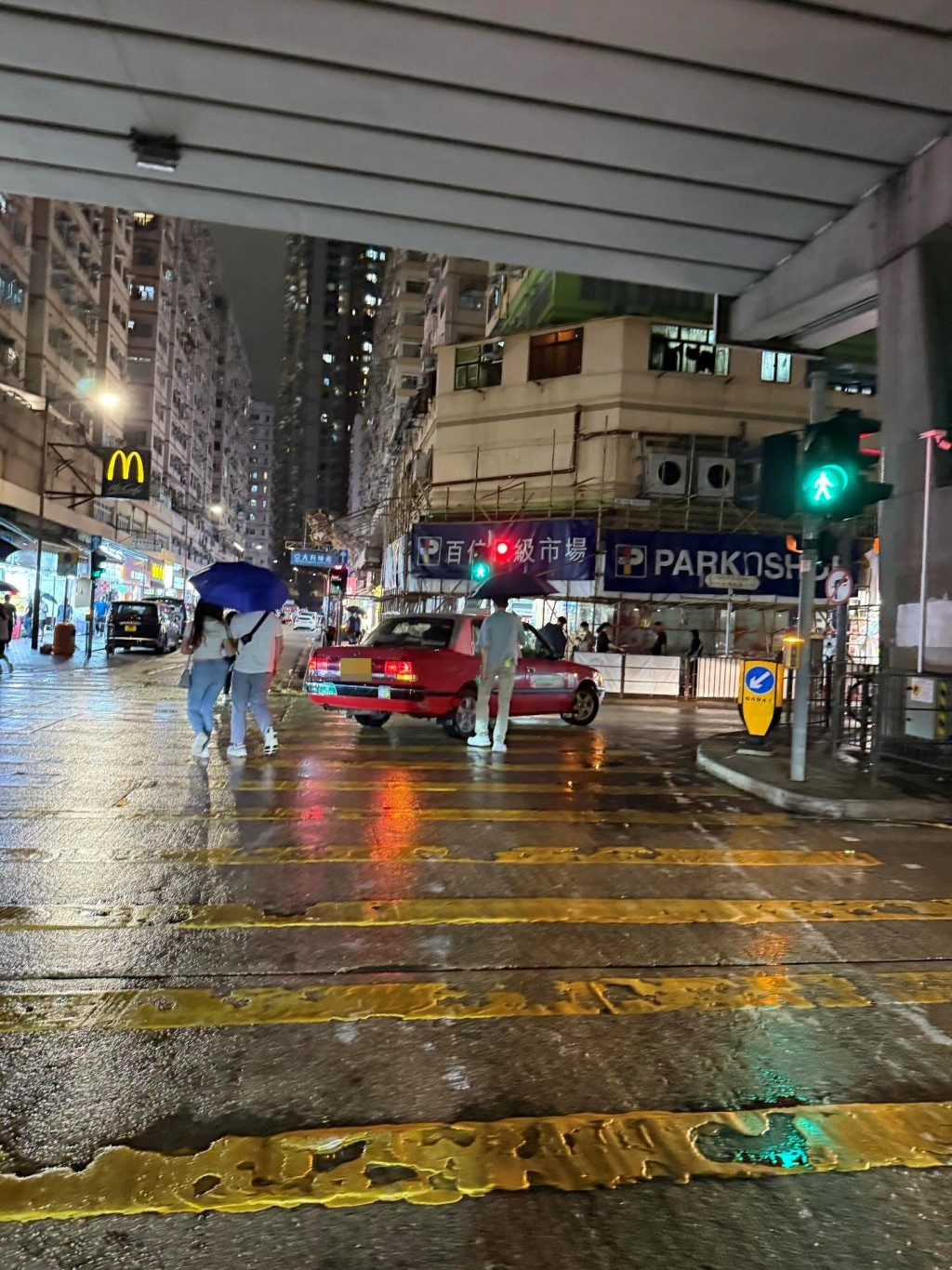涉事的士懷疑為調頭,踩上斑馬線。Threads:llouisell 涉事的士懷疑為調頭,踩上斑馬線。Threads:llouisell