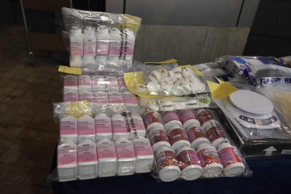 警員於單位內發現有大量空藥丸樽及藥丸膠囊。