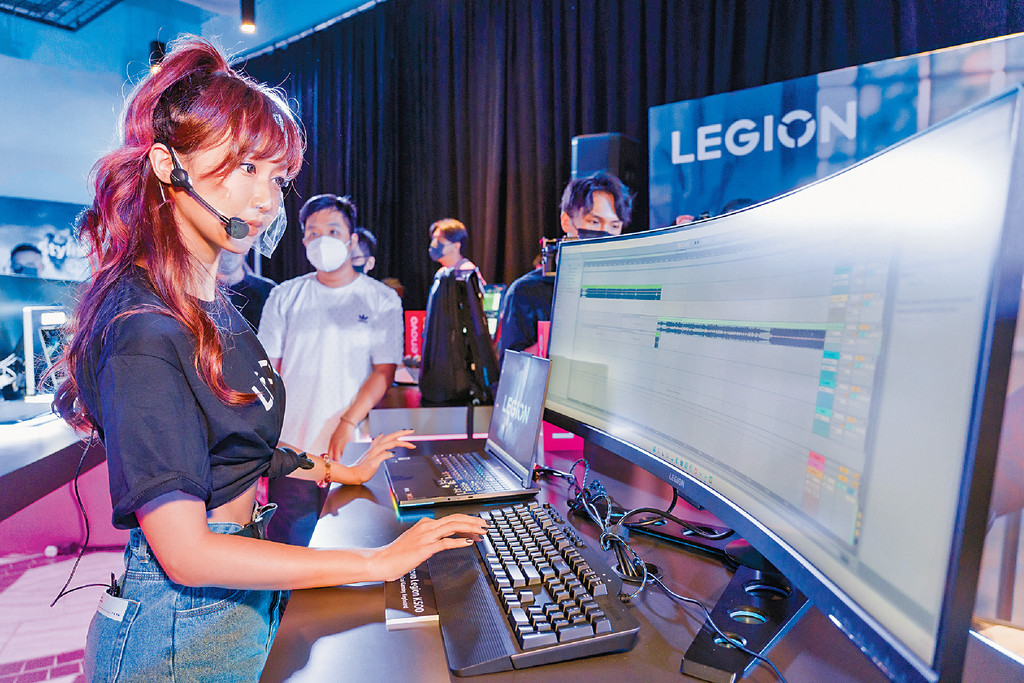 ■Lenovo Legion系列也適合內容創作者使用，圖為KOL樂宜用Legion進行混音。