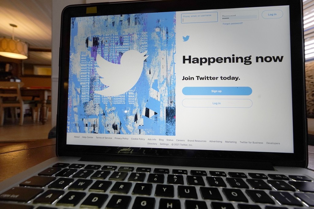 有報道指Google、Facebook、Twitter擔心港府將網上起底形事化,導致在港員工被調查或起訴。AP資料圖片