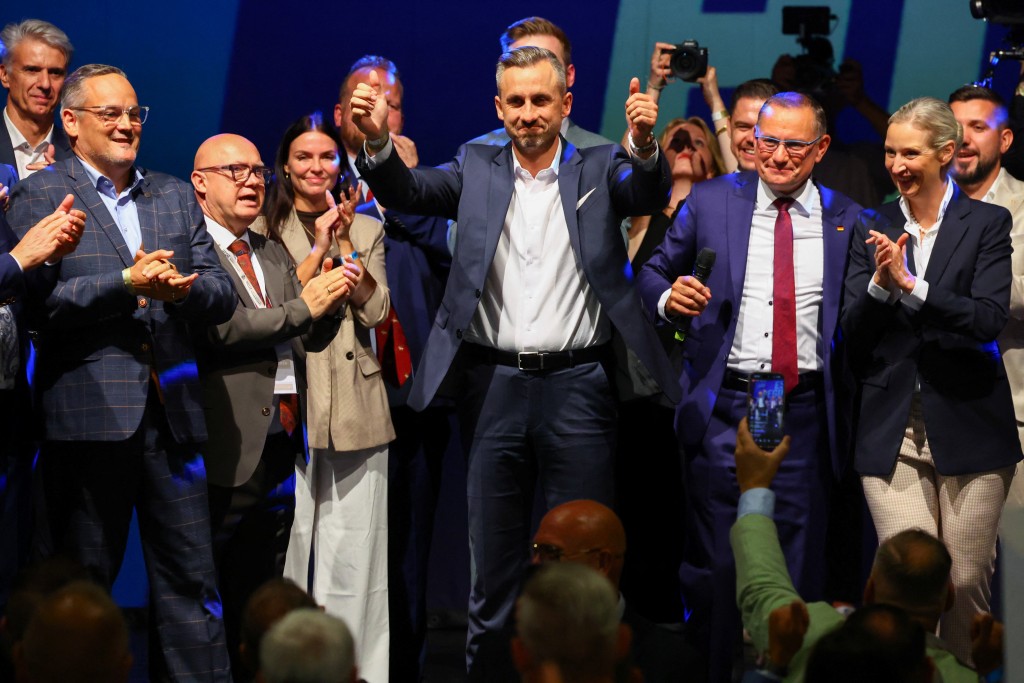 ，出口民调显示，极右政党德国另类选择党（AfD）以约44.5%得票率大胜。路透社