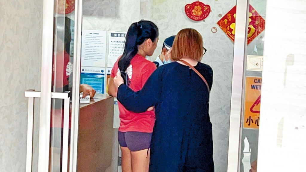得知愛犬慘死，女狗主悲慟不已。