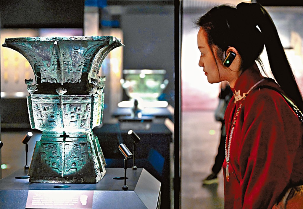 参观者在殷墟博物馆新馆内观看「亚长」铜方尊。