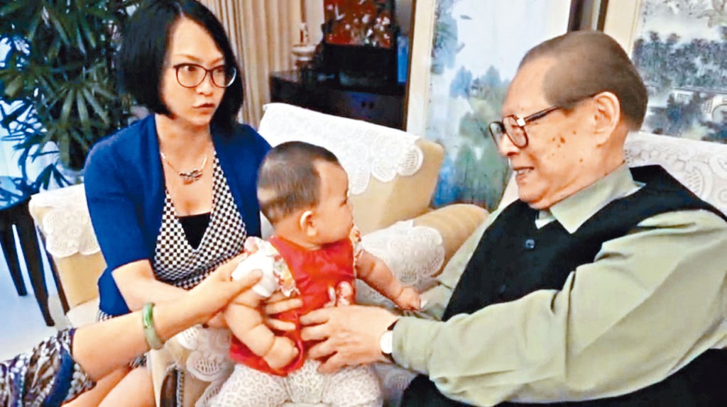 江澤民逗着可愛小孩，笑得合不攏嘴。