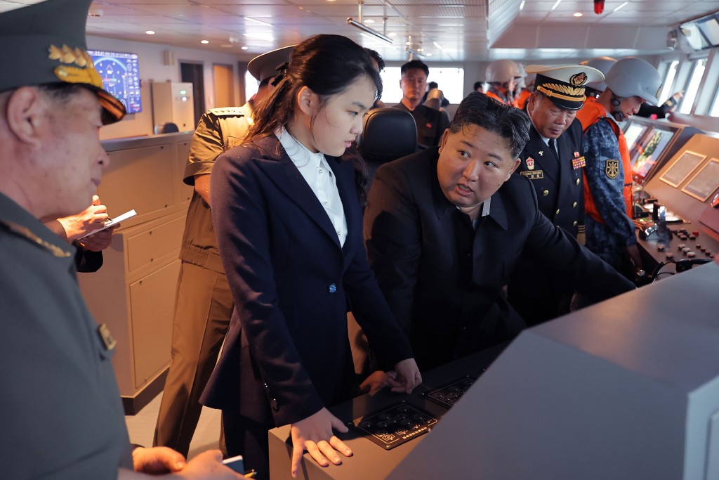 金正恩偕女兒金主愛登上海軍新型崔賢級驅逐艦「姜健號」，觀摩海上航行試驗。美聯社