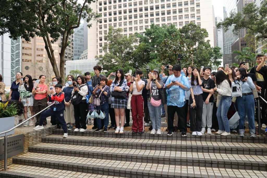 好多人在天气不稳下围观。