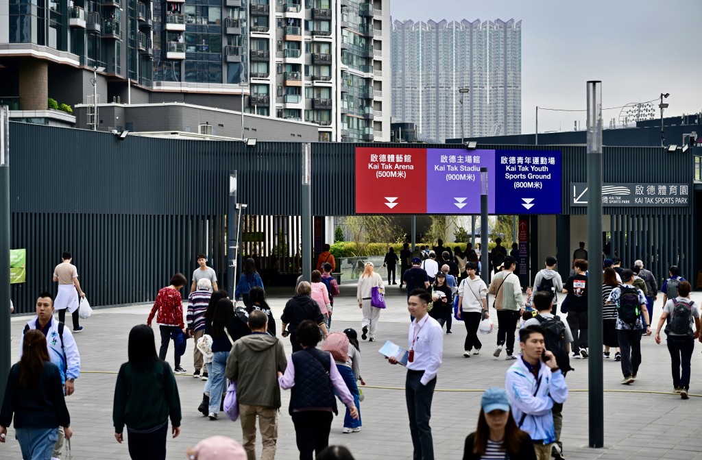 下午4時左右港鐵啟德站內外已人頭湧湧。